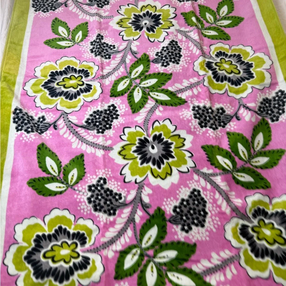 NWT Vera Bradley Priscilla Pink Beach Towel Retired Pattern